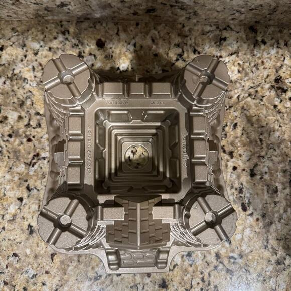 Nordic Ware Castle Bundt Pan Cake USA Cast Aluminum NonStick 10 Cup Medieval - Picture 3 of 3